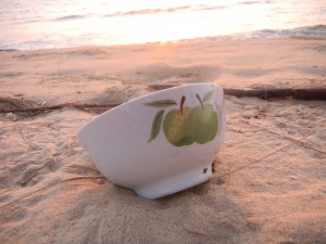Am Strand von Pho Quoc in Vietnam liegt diese Reisschüssel