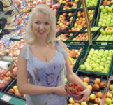 Viktoria Savenko Viktoria pflückt die letzten Beeren dieses "Sommers"