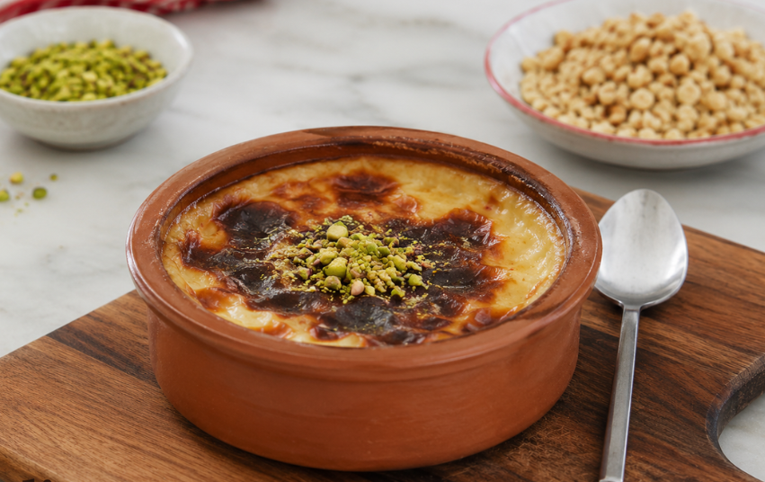 Fırın sütlaç zählt zu den bekanntesten Desserts der türkischen Küche. Der cremige Ofen-Milchreis hat seine Wurzeln bereits in der osmanischen Zeit und wird bis heute in der ganzen Türkei mit großer Begeisterung serviert.